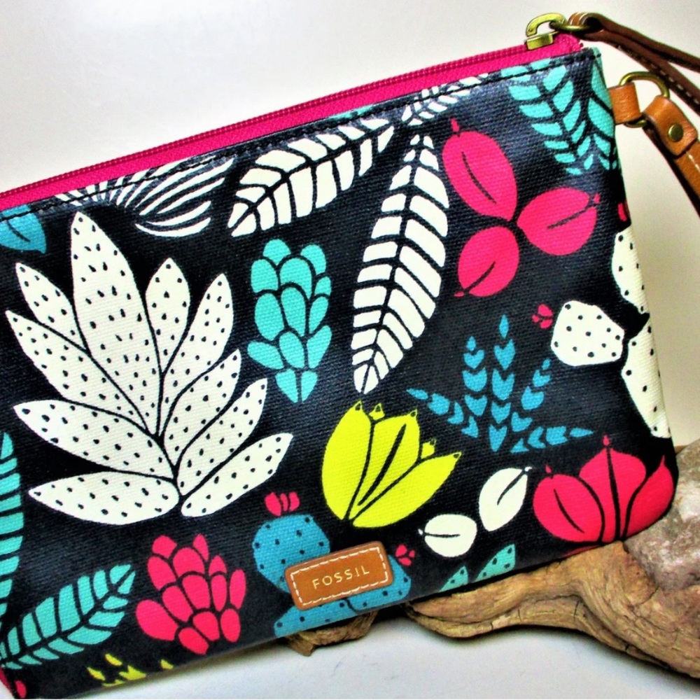 NWOT Fossil Eliza Wristlet Dark Floral - Picture 2 of 5